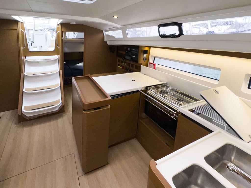 Sailing yacht 
