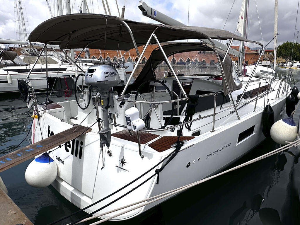 Sailing yacht 
