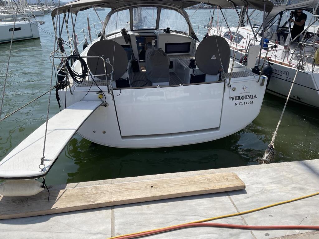 Sailing yacht 