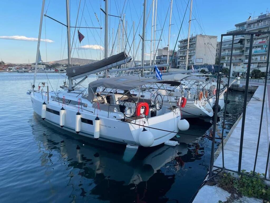 Sailing yacht 