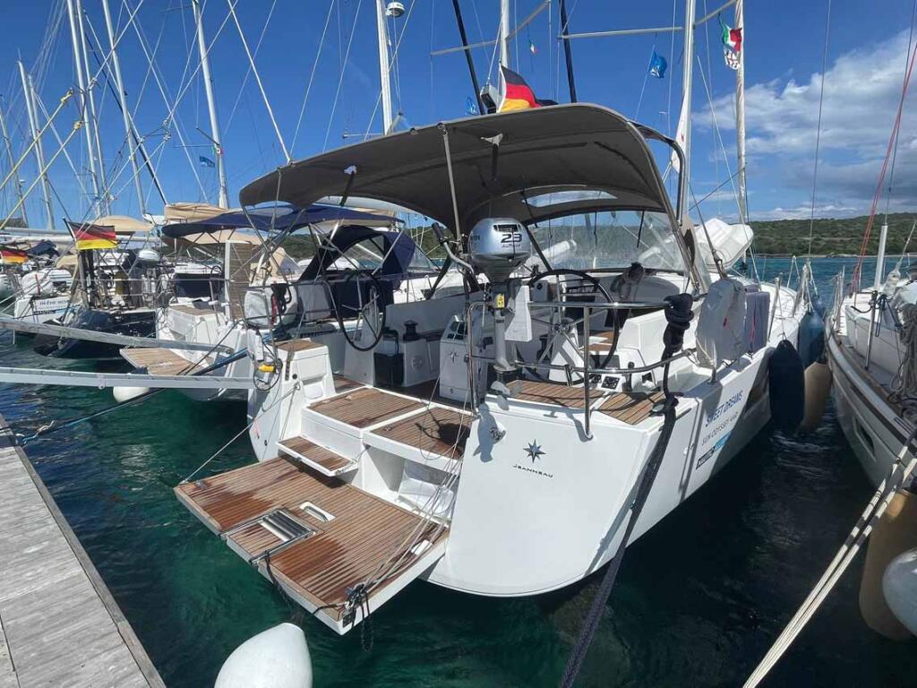 Sailing yacht 