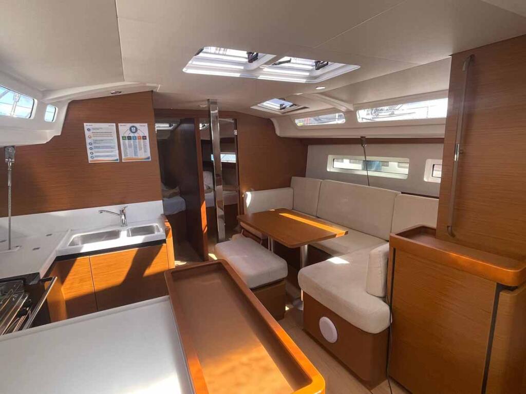 Sailing yacht 
