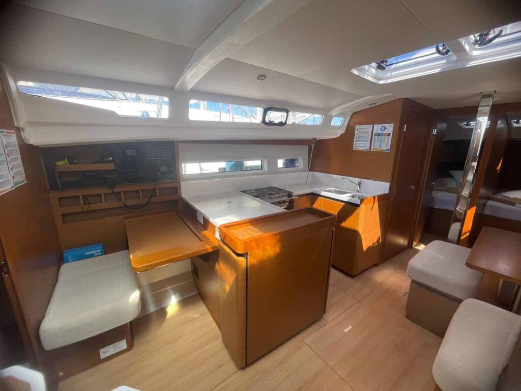 Sailing yacht 