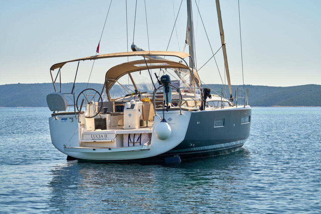 Sailing yacht 
