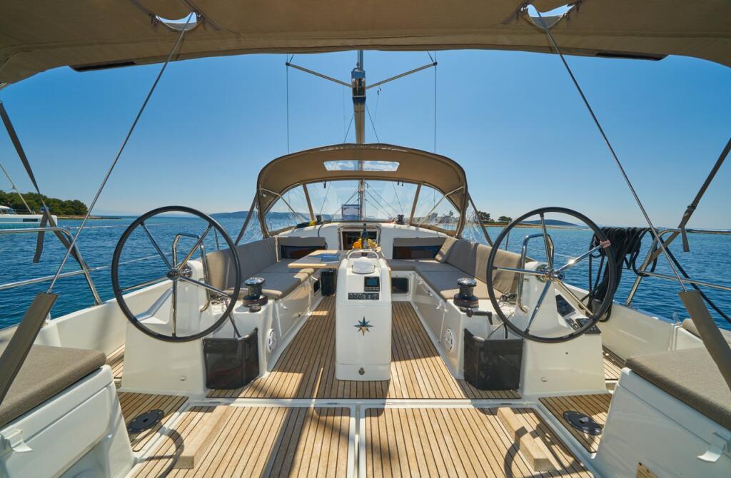 Sailing yacht 