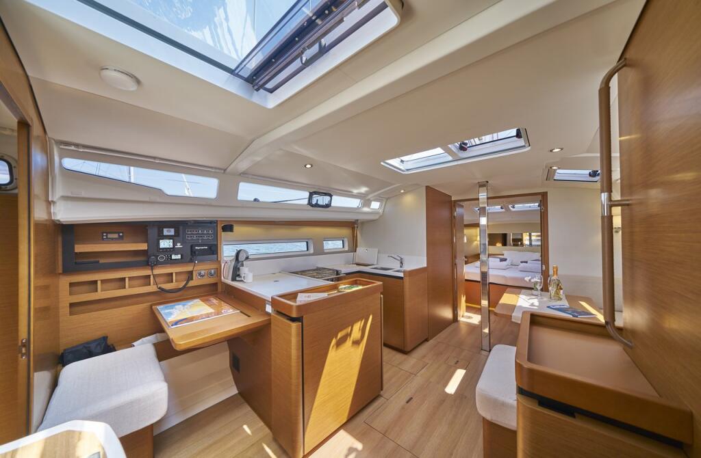 Sailing yacht 