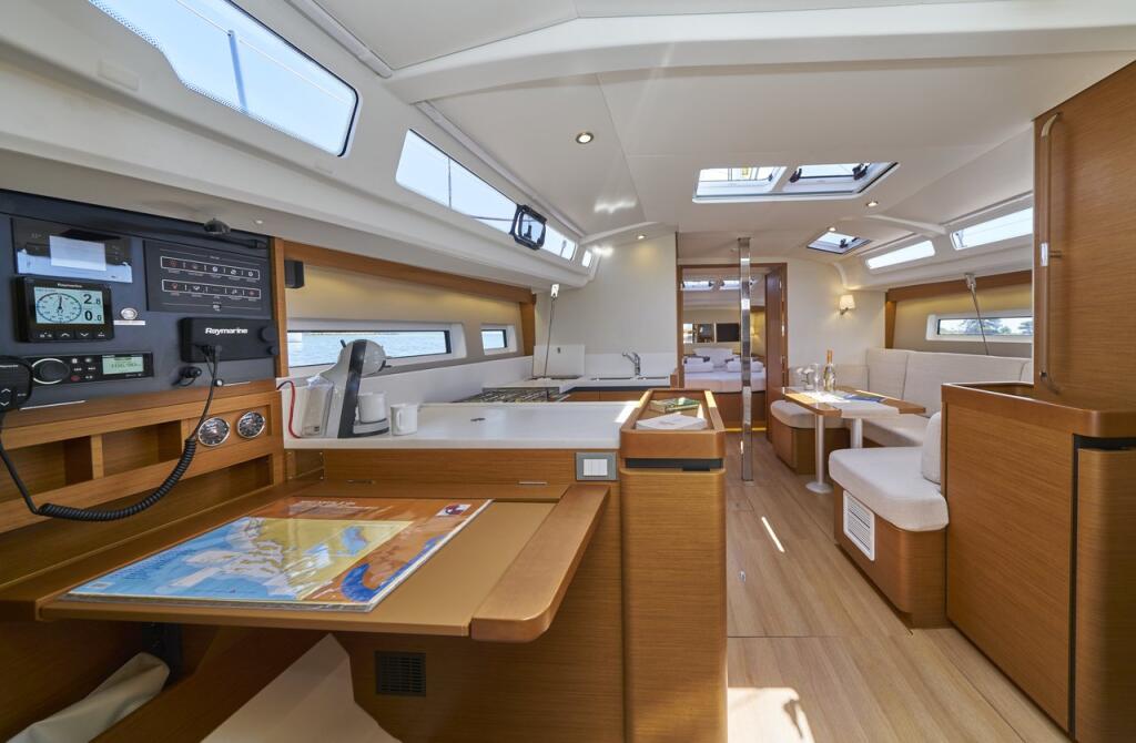 Sailing yacht 