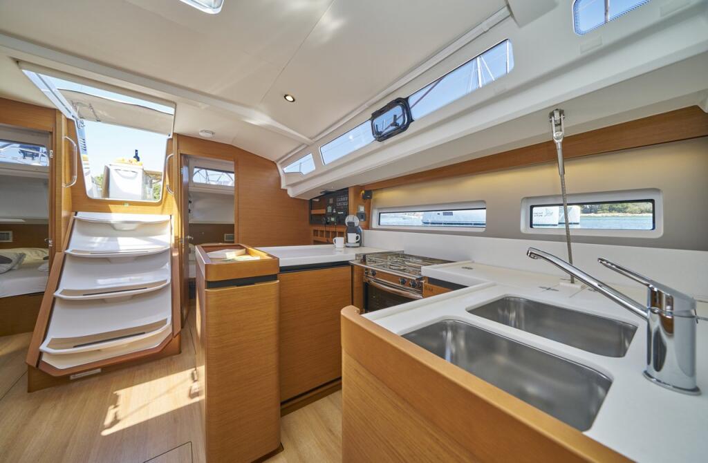 Sailing yacht 