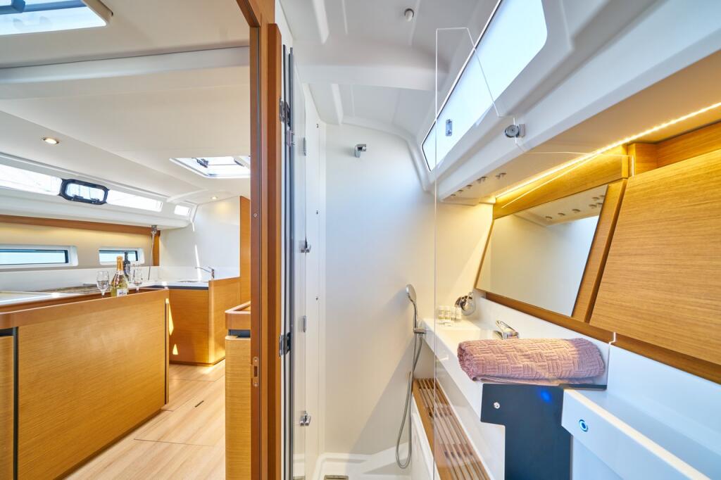 Sailing yacht 