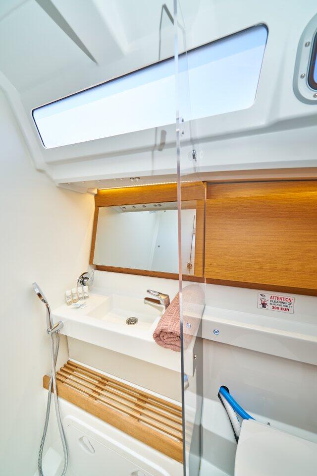 Sailing yacht 
