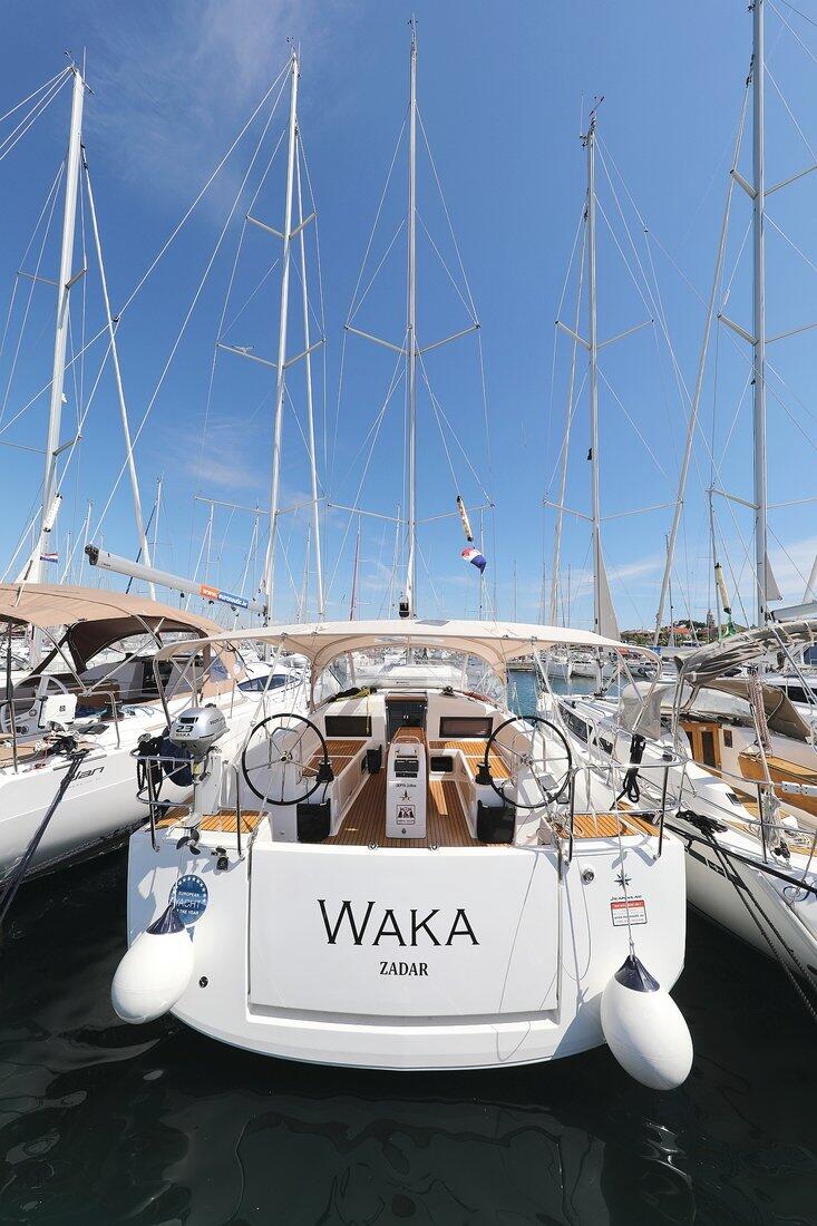Sailing yacht 