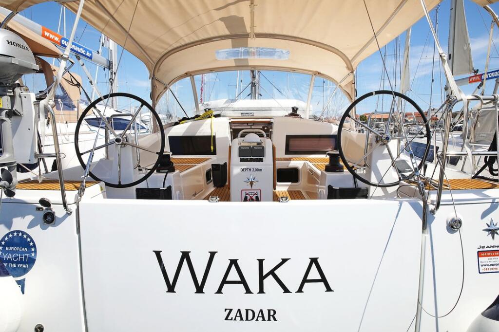 Sailing yacht 