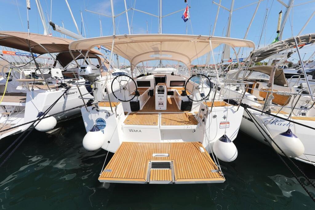 Sailing yacht 