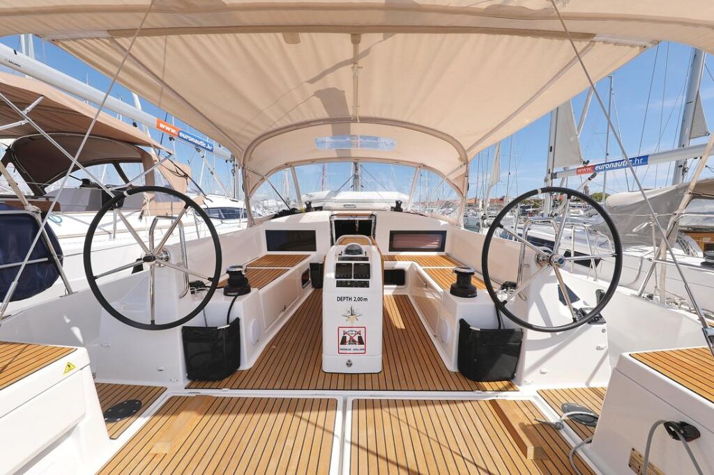 Sailing yacht 