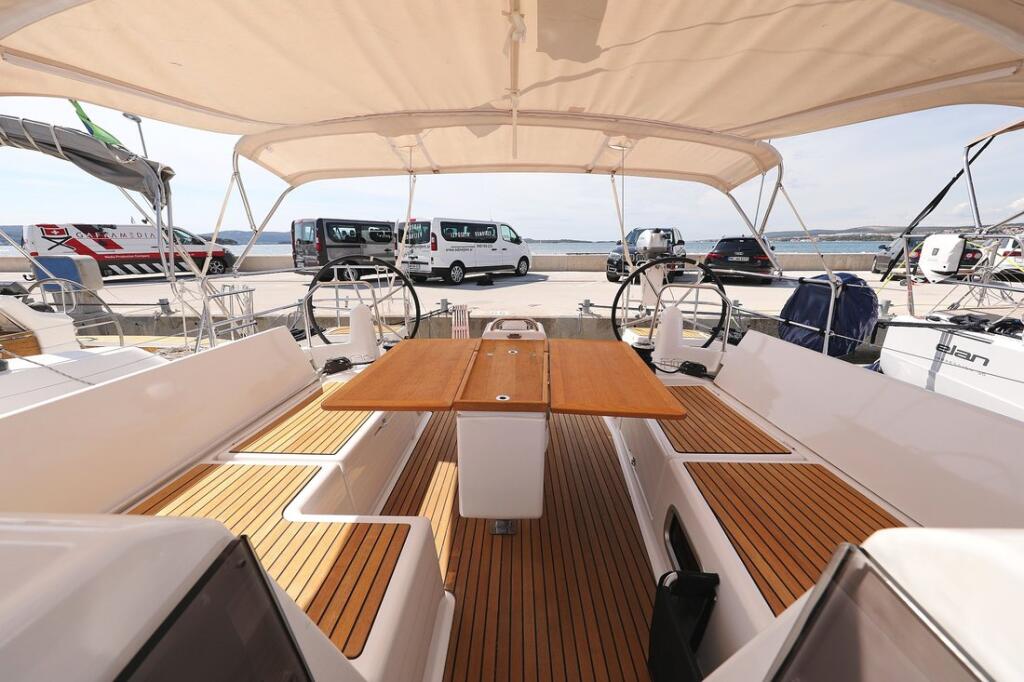 Sailing yacht 