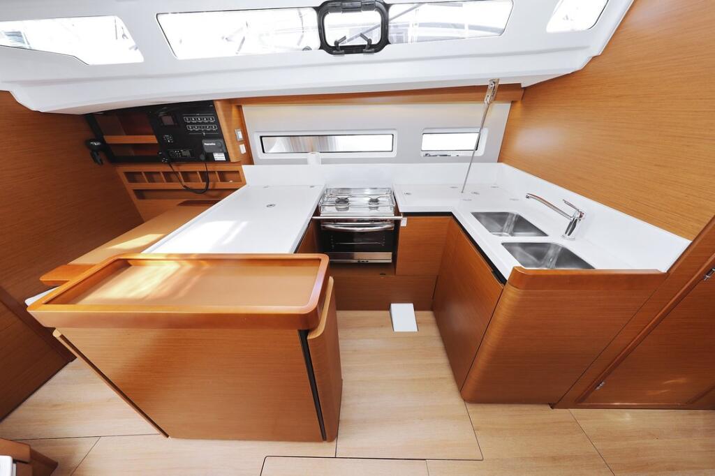 Sailing yacht 