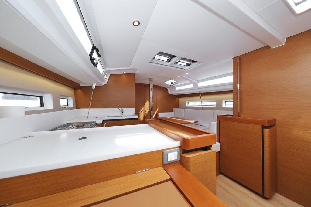 Sailing yacht 