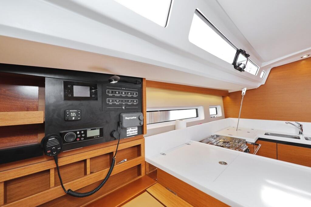 Sailing yacht 