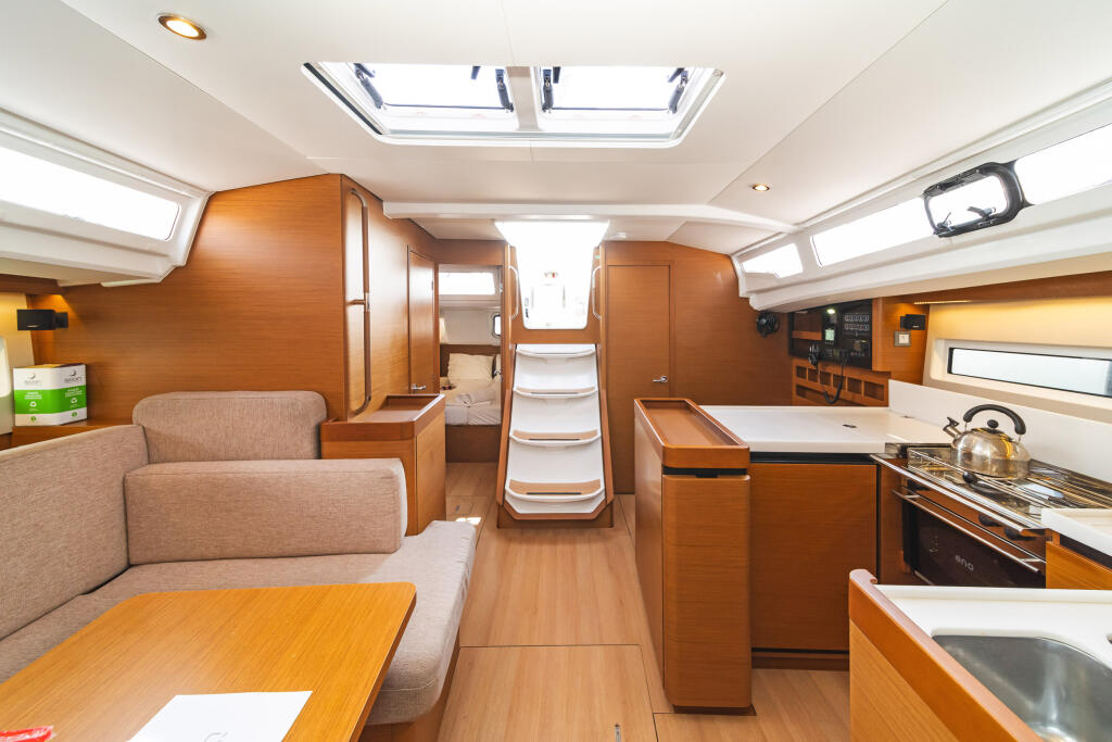 Sailing yacht 
