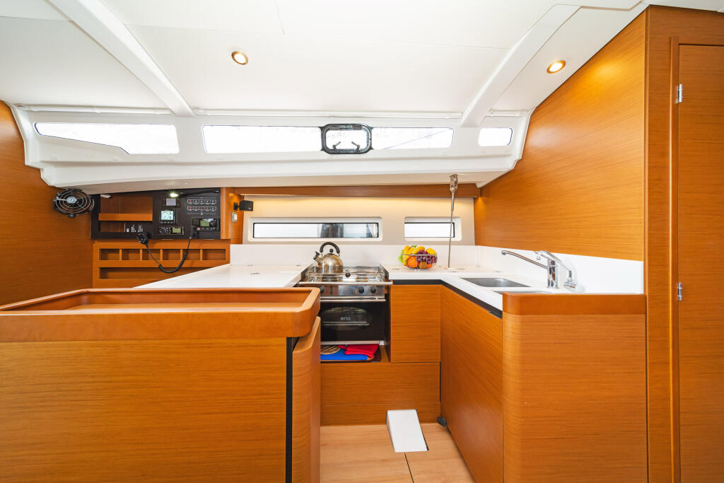 Sailing yacht 
