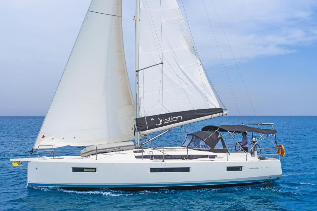 Sailing yacht 