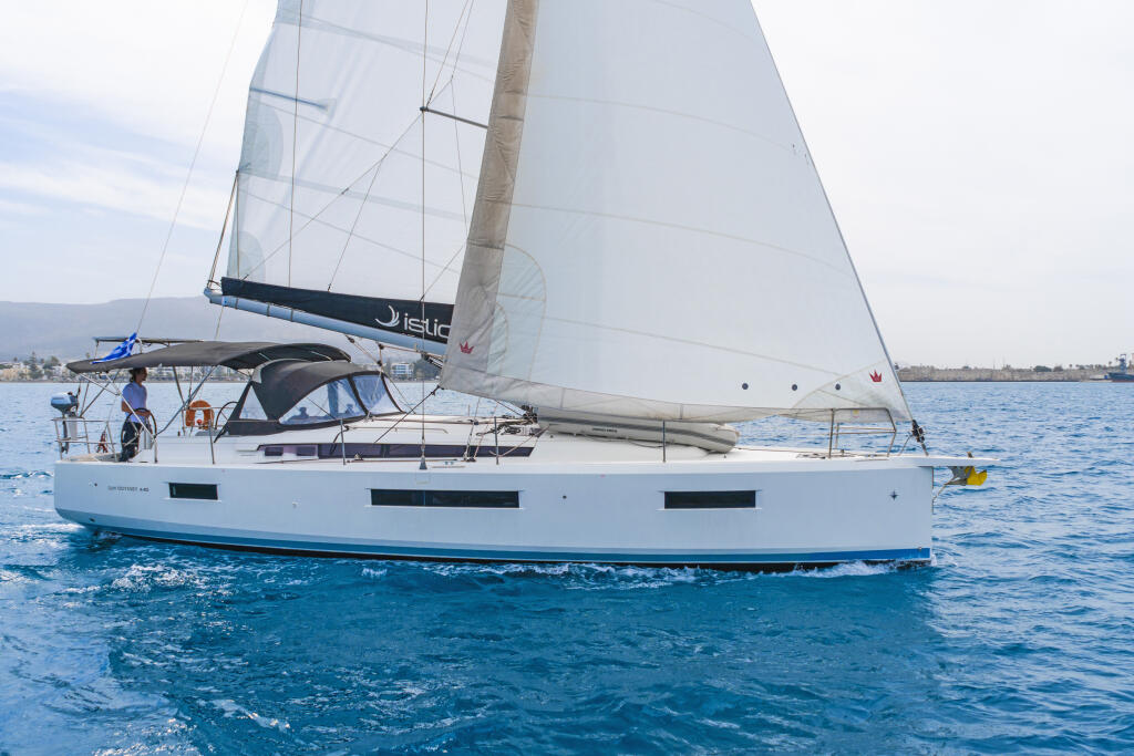 Sailing yacht 