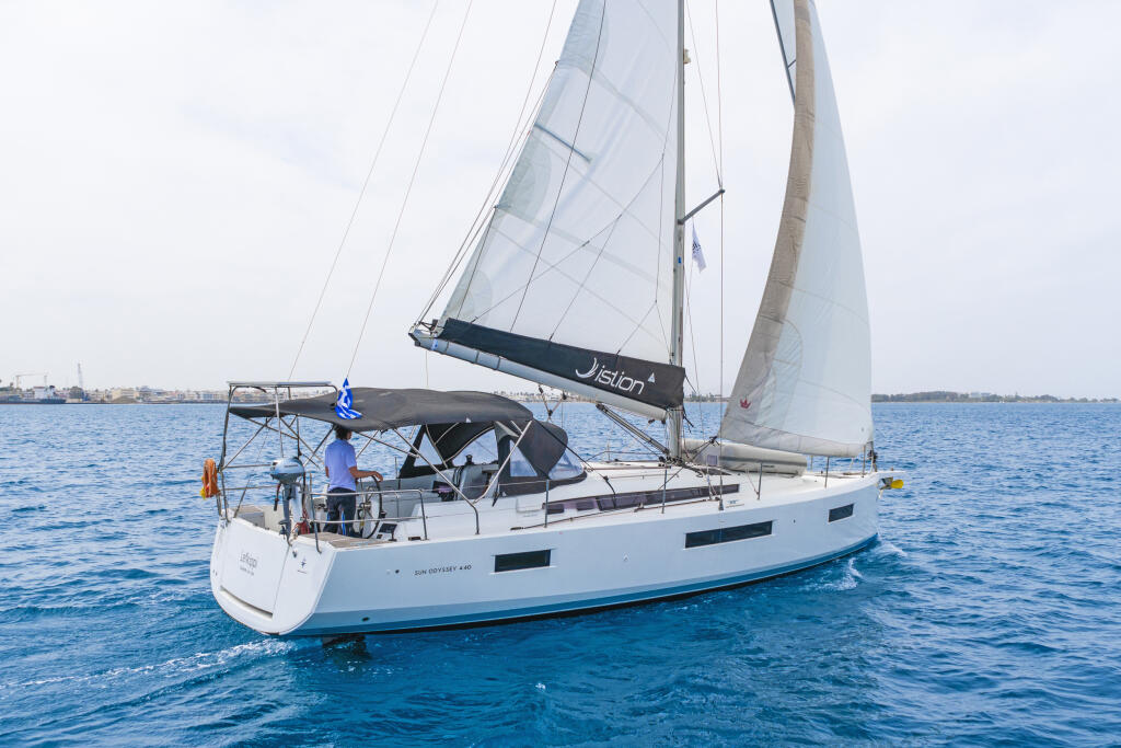 Sailing yacht 