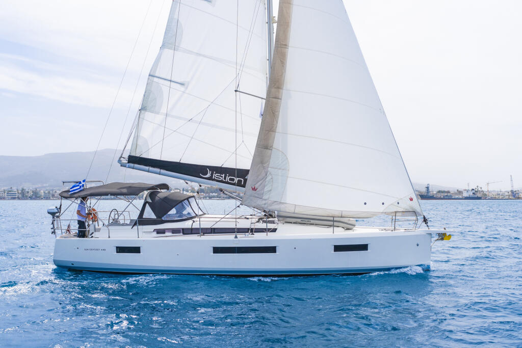 Sailing yacht 