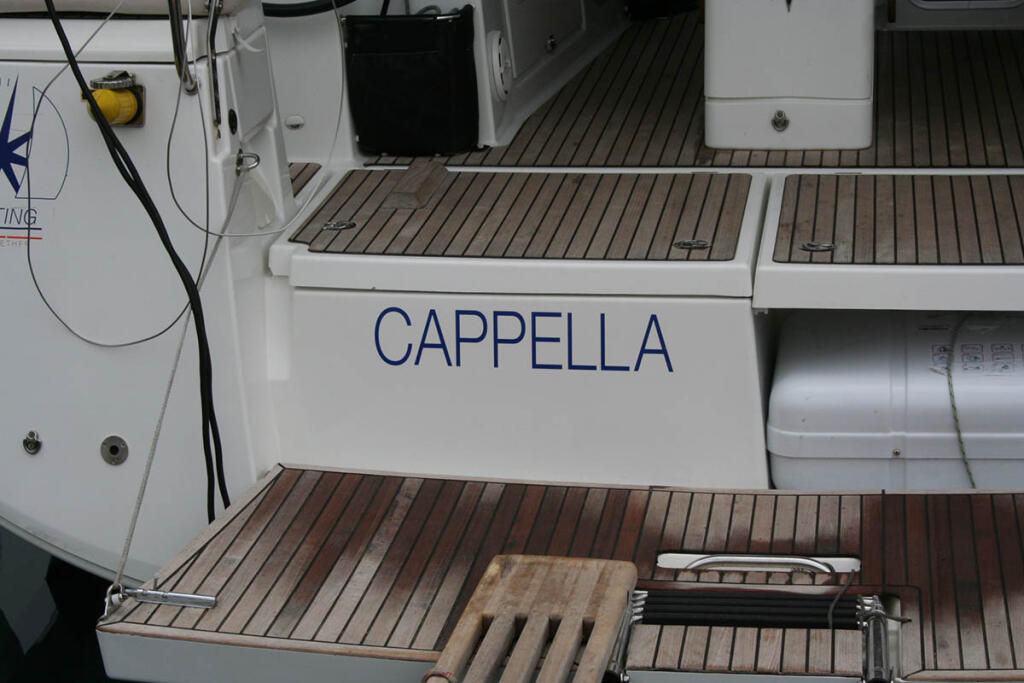 Sailing yacht 