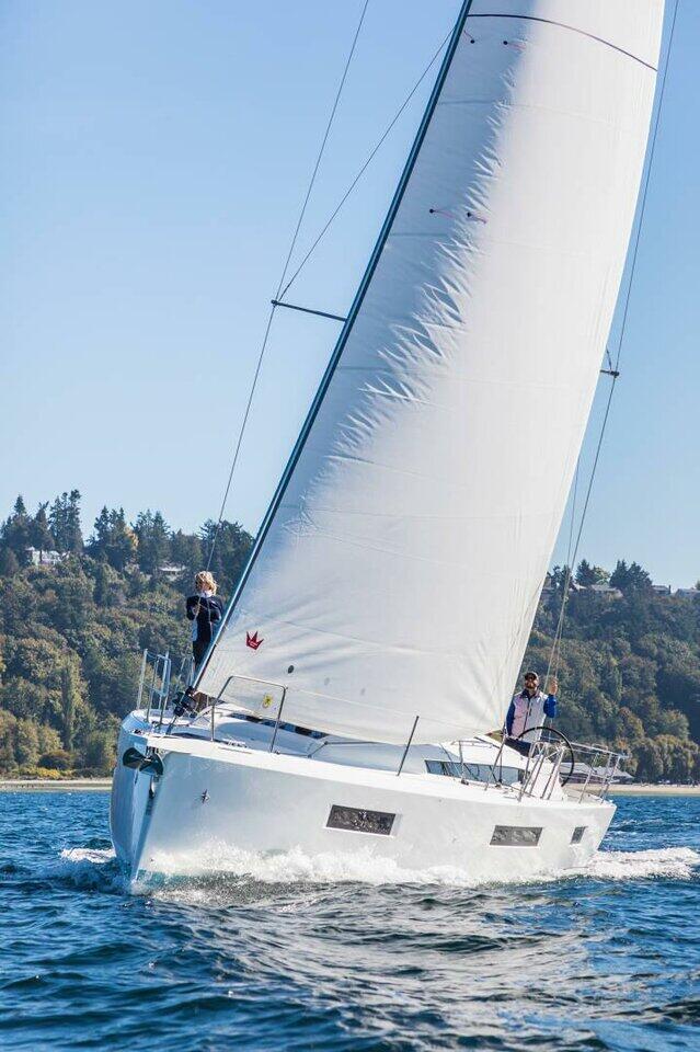 Sailing yacht 