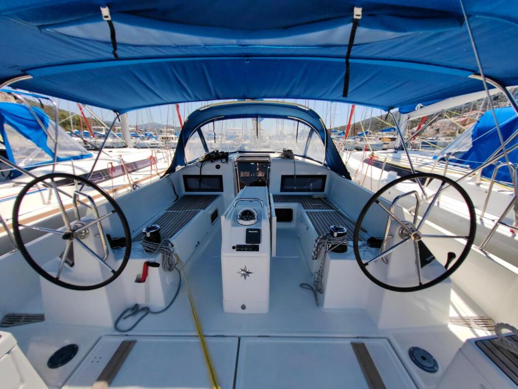 Sailing yacht 