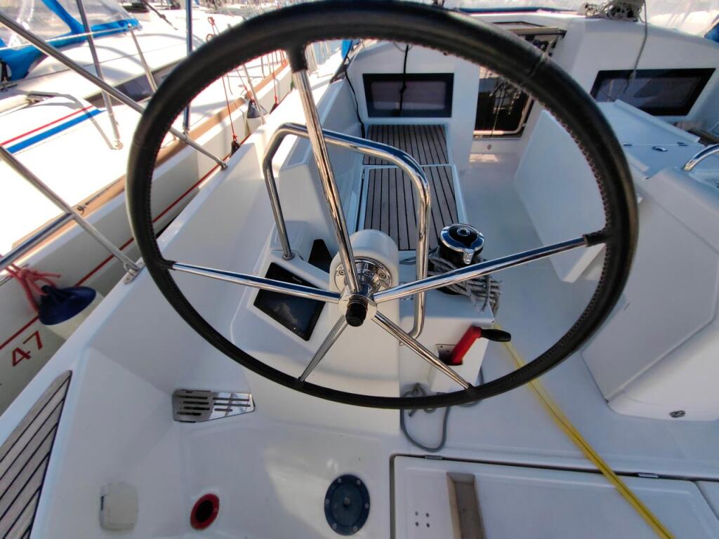 Sailing yacht 
