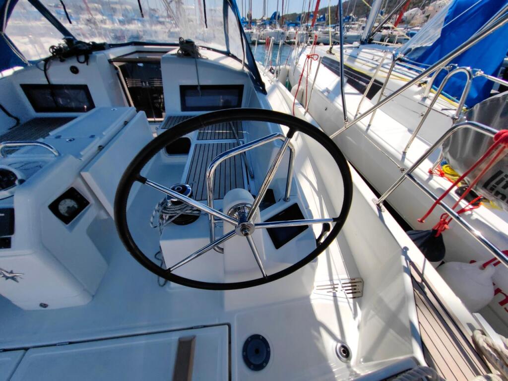Sailing yacht 