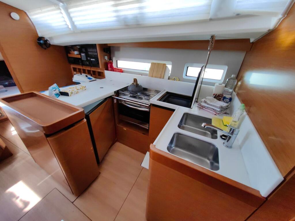 Sailing yacht 