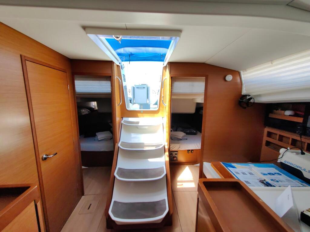 Sailing yacht 