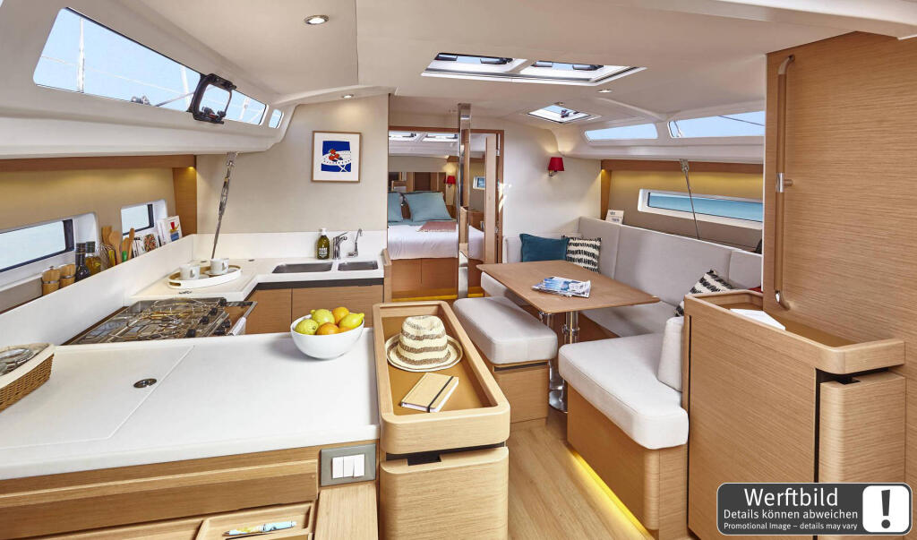 Sailing yacht 