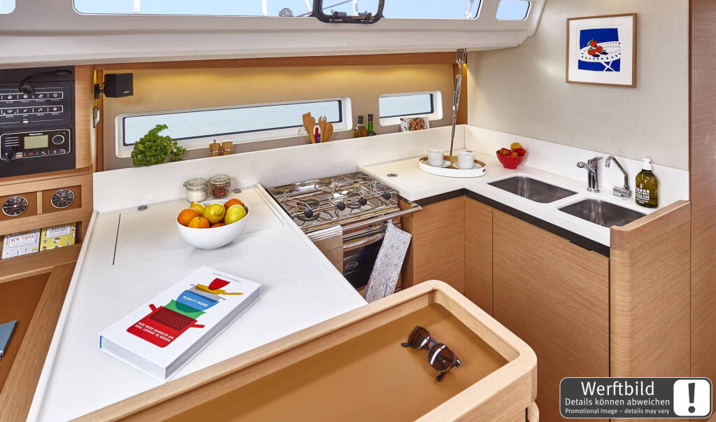 Sailing yacht 