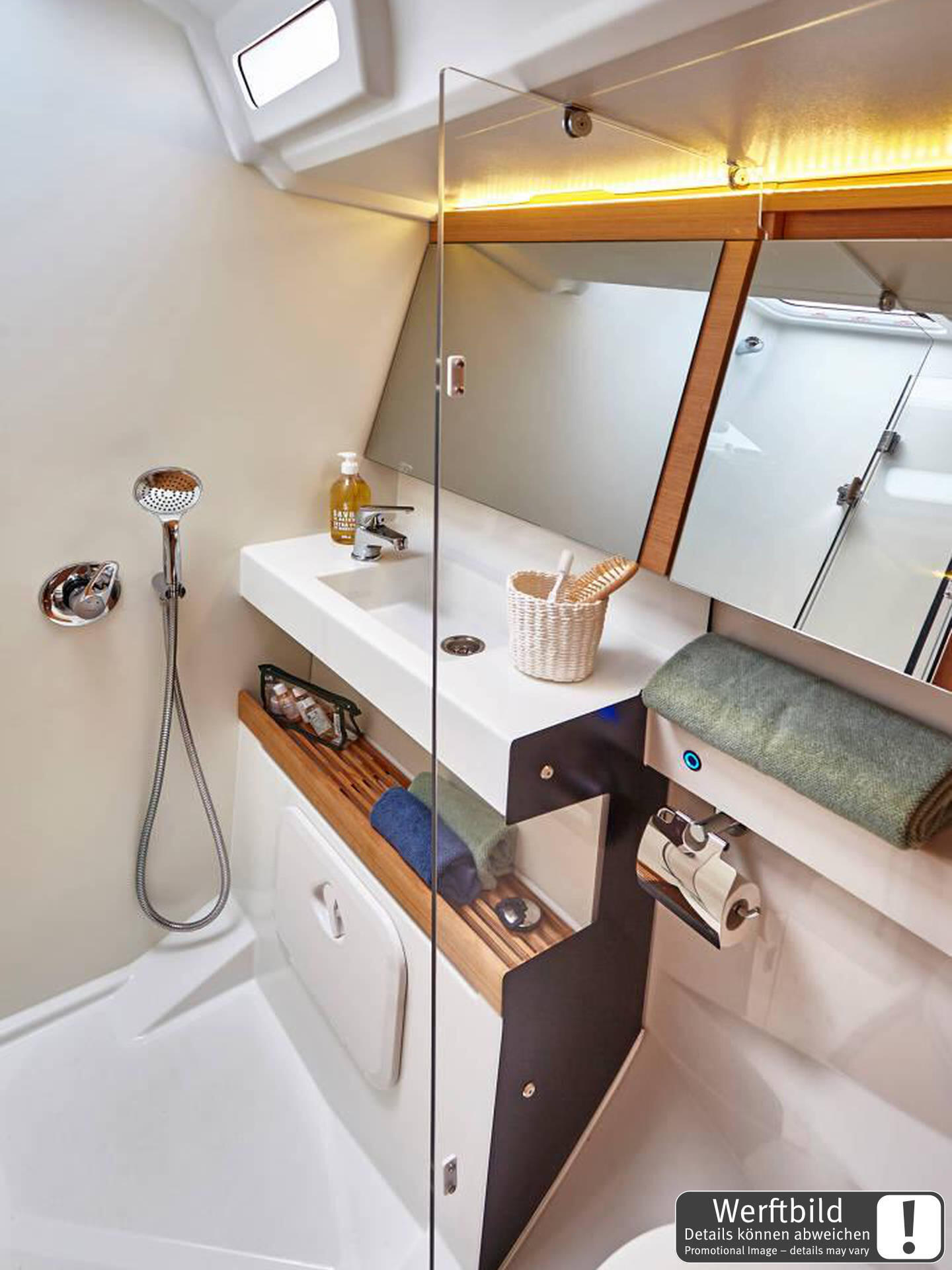Sailing yacht 