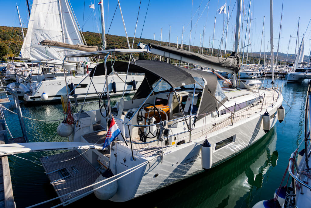Sailing yacht 