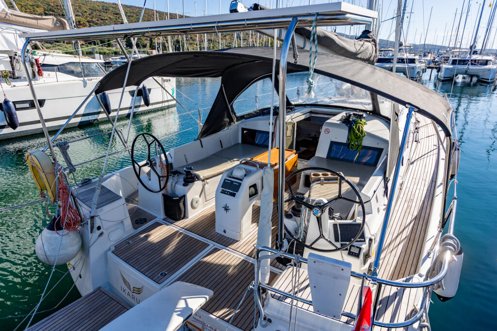 Sailing yacht 
