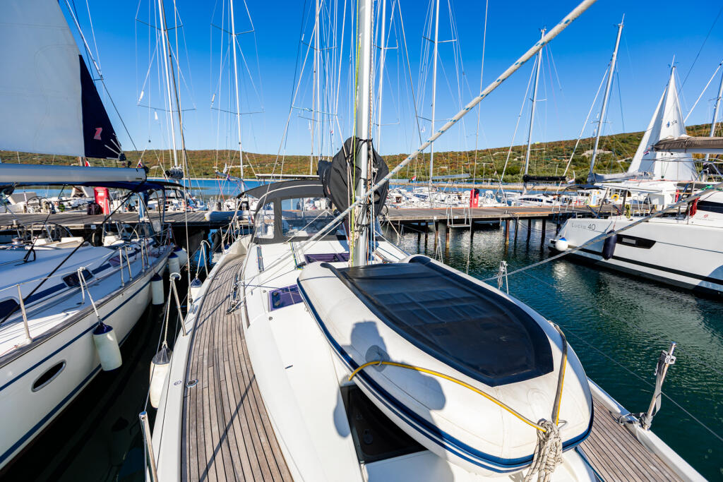 Sailing yacht 