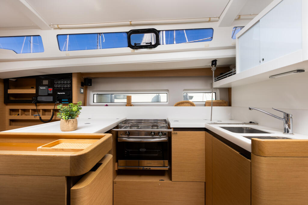 Sailing yacht 