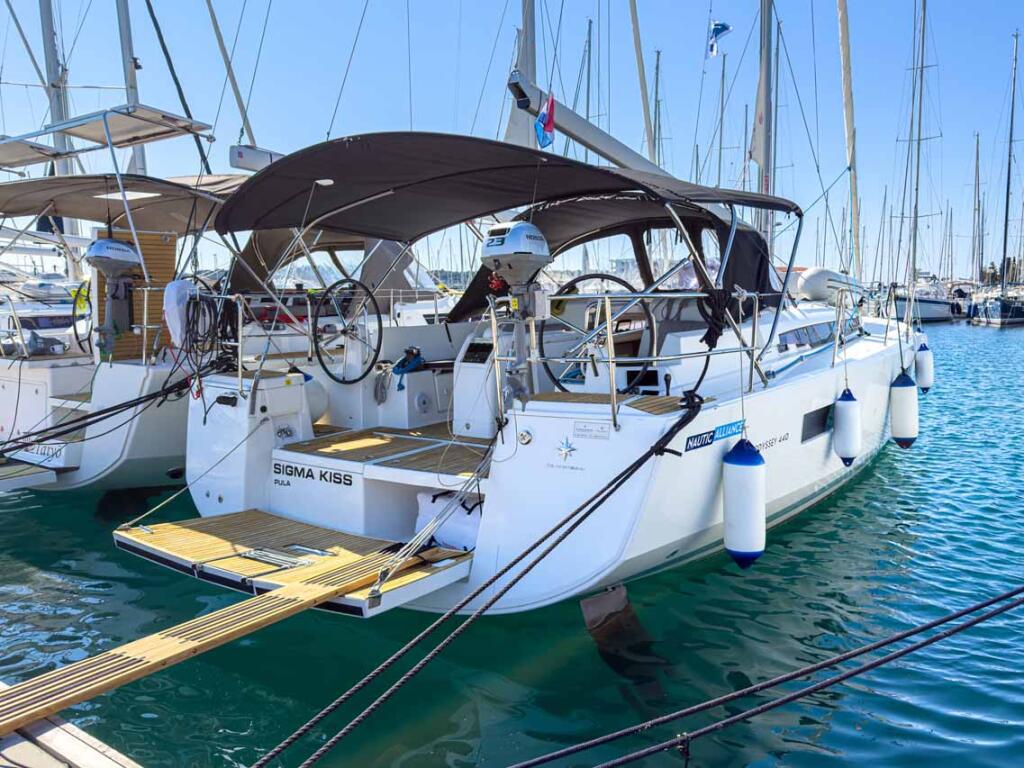 Sailing yacht 