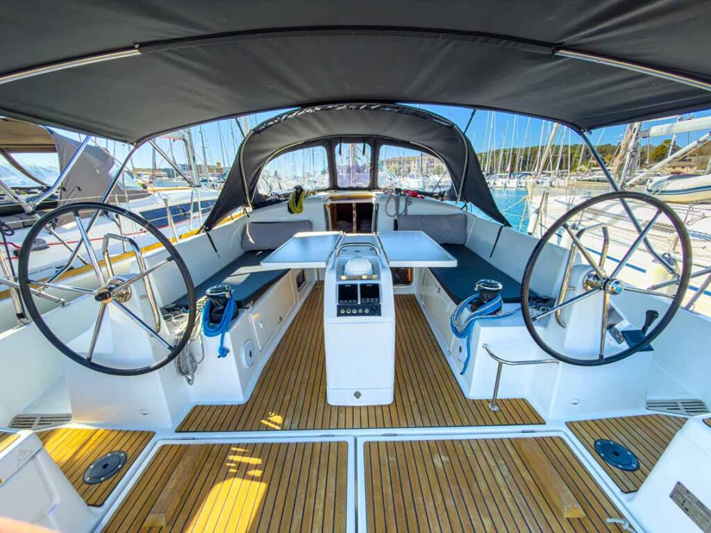 Sailing yacht 
