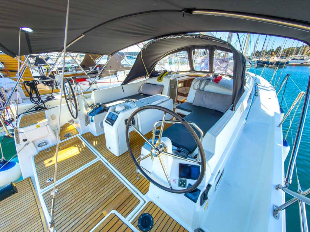 Sailing yacht 