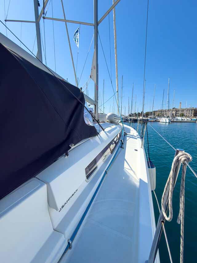 Sailing yacht 
