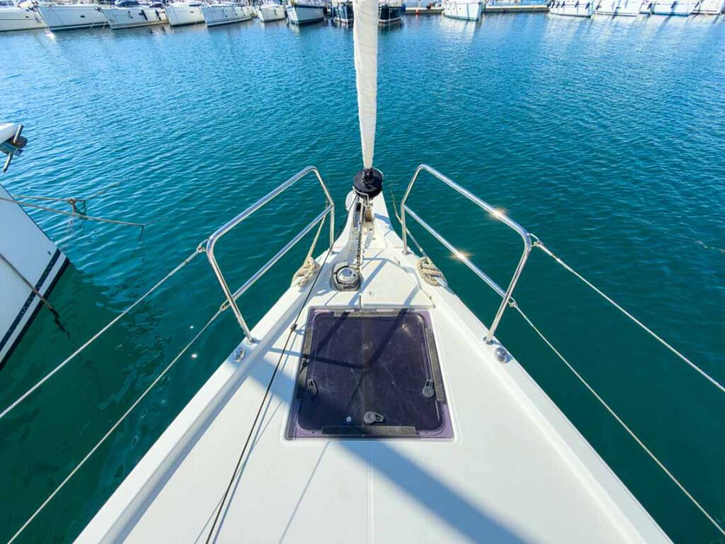 Sailing yacht 