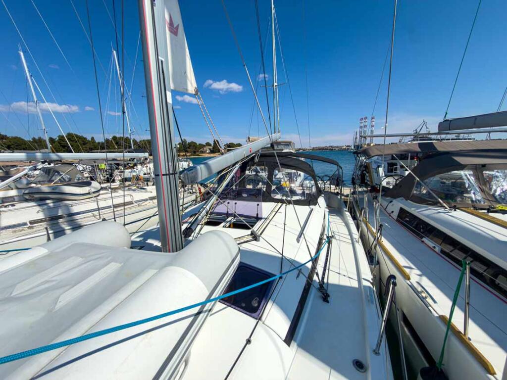 Sailing yacht 