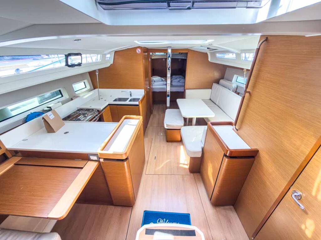 Sailing yacht 