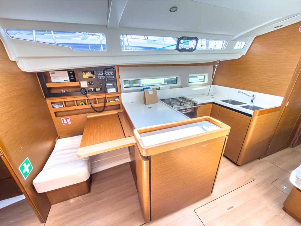 Sailing yacht 